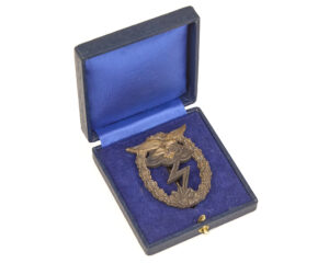 Original German WWII Luftwaffe Ground Assault Badge, with Presentation Box (Erdkampfabzeichen der Luftwaffe)