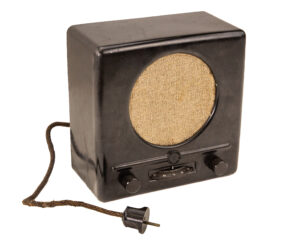 Deutscher Kleinempfänger DKE 38 front view